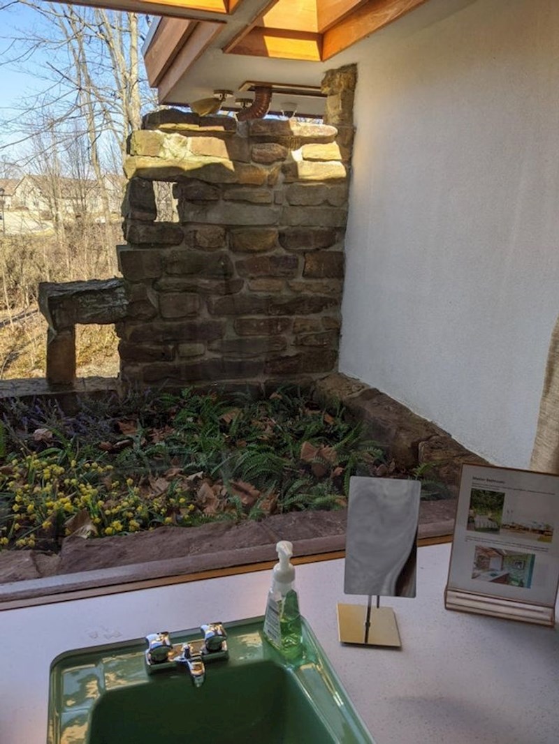 9. Kupaonica s pogledom na vrt i susjedne zgrade