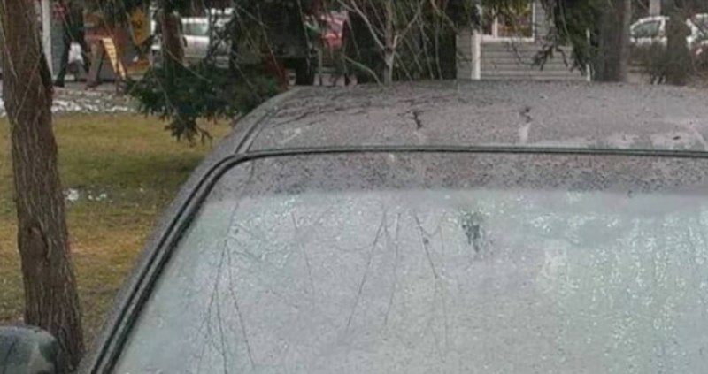 Vozača je zatekao iznenadni pljusak, pa je na urnebesan način popravio potrgani brisač