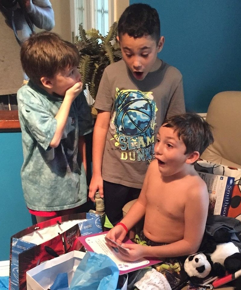 2. Djed mu je poklonio 100 dolara za rođendan i to mu je prva novčanica te vrijednosti ikad.😄