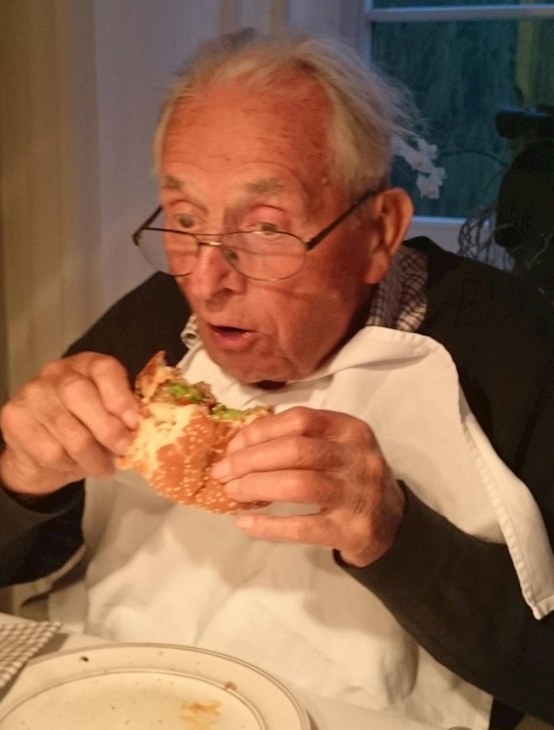 15. Ovaj djedica prvi put u životu jede hamburger