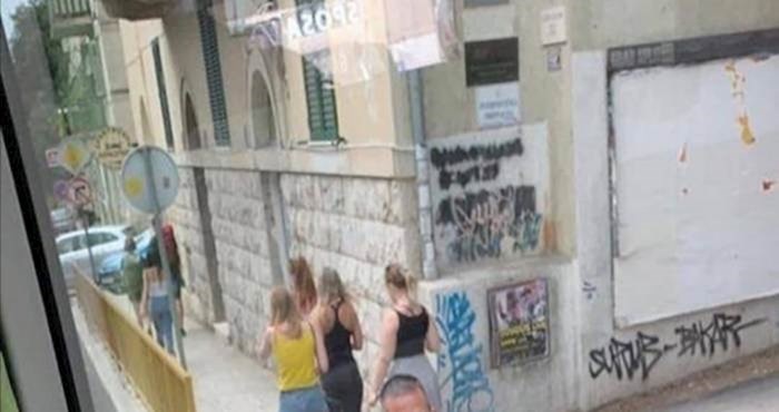Netko je turistima pokazao po čemu mogu prepoznati da su u Hrvatskoj, fotka je postala hit