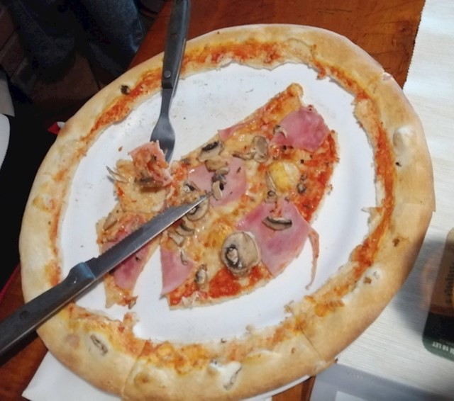 10. Tip koji ovako jede pizzu...😳