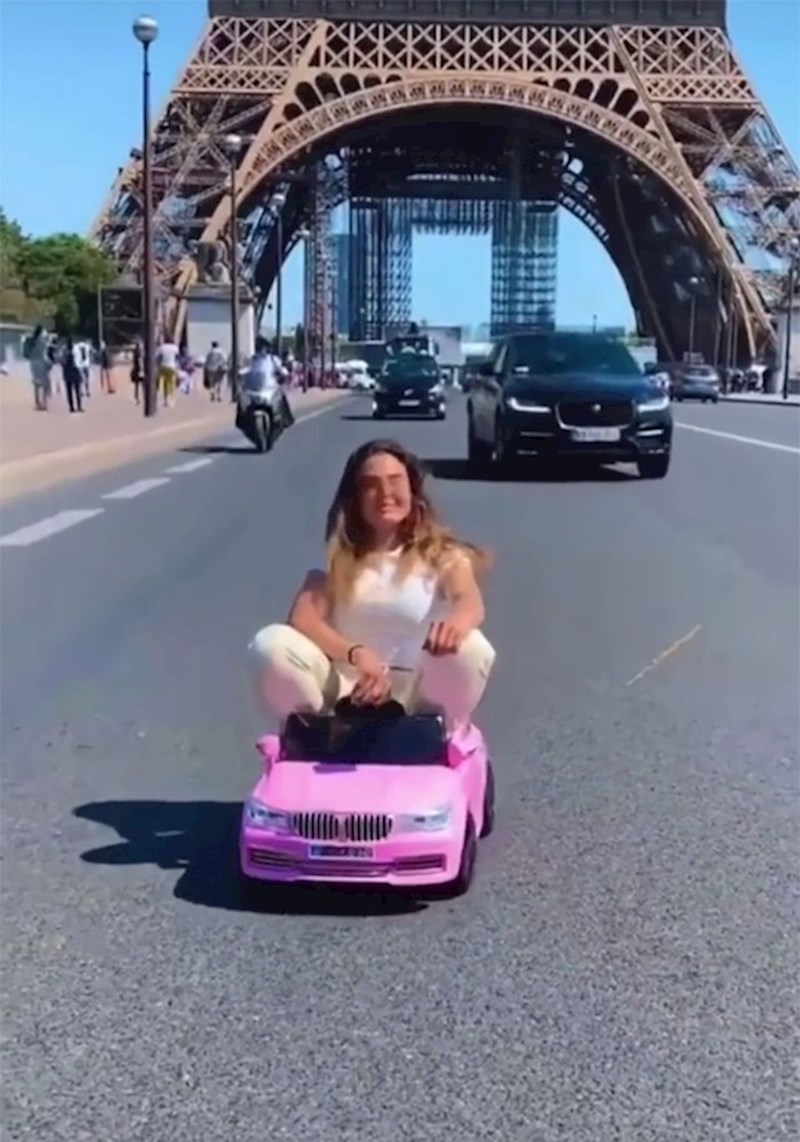 3. Vozi dječji autić na jednoj od glavnih prometnica u Parizu