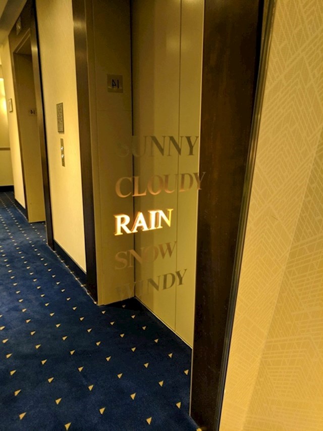 Ogledalo u hotelu kaže da će danas padati kiša.
