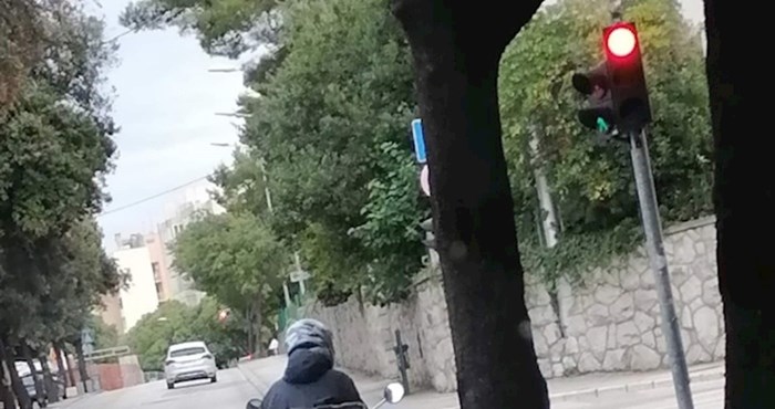 Vozač skutera iz Dalmacije postao je hit na Fejsu zbog onoga što radi dok čeka pred semaforom