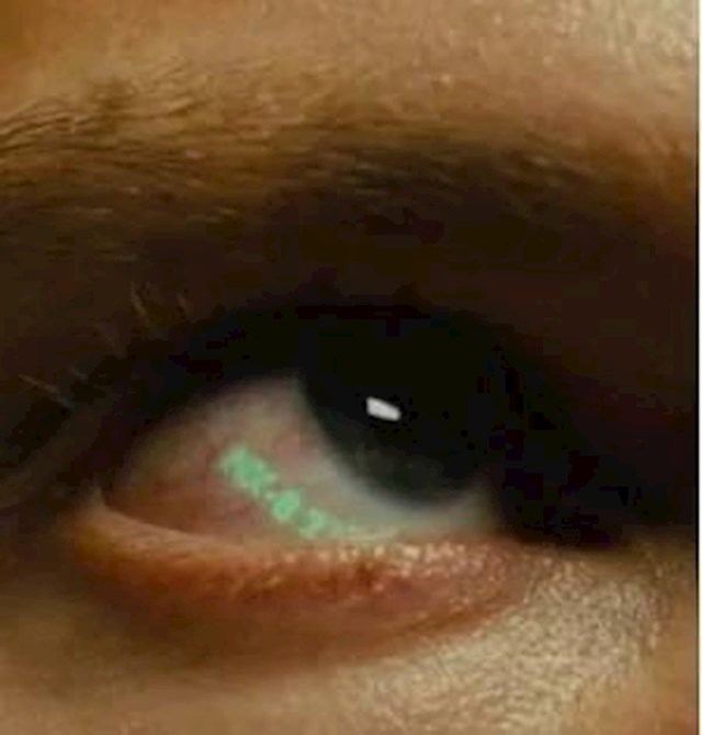 7. Blade Runner 2049 fantastičan je film, a ovo je vraški skriven detalj. Prema radnji filma, replikanti se mogu identificirati po serijskom broju na oku, koji se otkriva gledanjem prema gore i ulijevo. Kad počnu naslovne kartice filma, prva riječ je "Replikant", koja se nalazi u gornjem lijevom kutu kadra, prisiljavajući gledatelja da oponaša tu gestu.