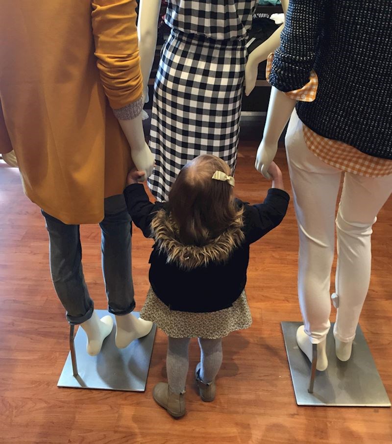 12. Želi šetati. S lutkama.😆