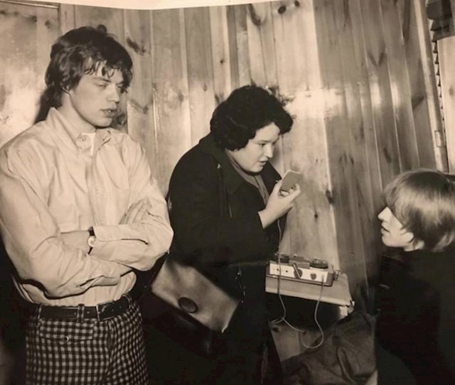 4. "Moja mama uvijek je pričala da je kao mlada bila urednica glazbenog časopisa i da se družila s Rolling Stonesima i drugim facama. Nismo joj vjerovali, sve dok nismo pronašli ovu fotku..."