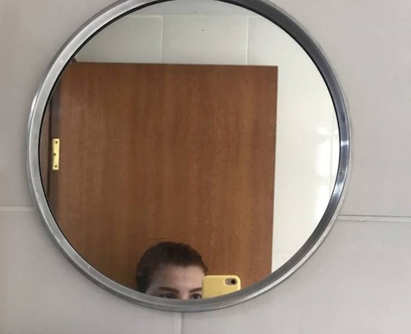 5. Njezin tata postavio je ogledalo u kupaoni, prema svojoj visini...