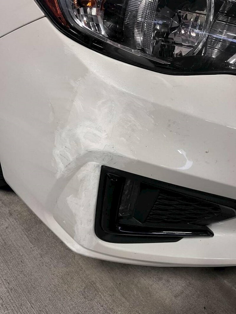 12. Netko mi je udario auto i prebojio ogrebotinu bojom za zidove