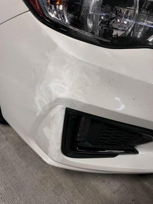 12. Netko mi je udario auto i prebojio ogrebotinu bojom za zidove