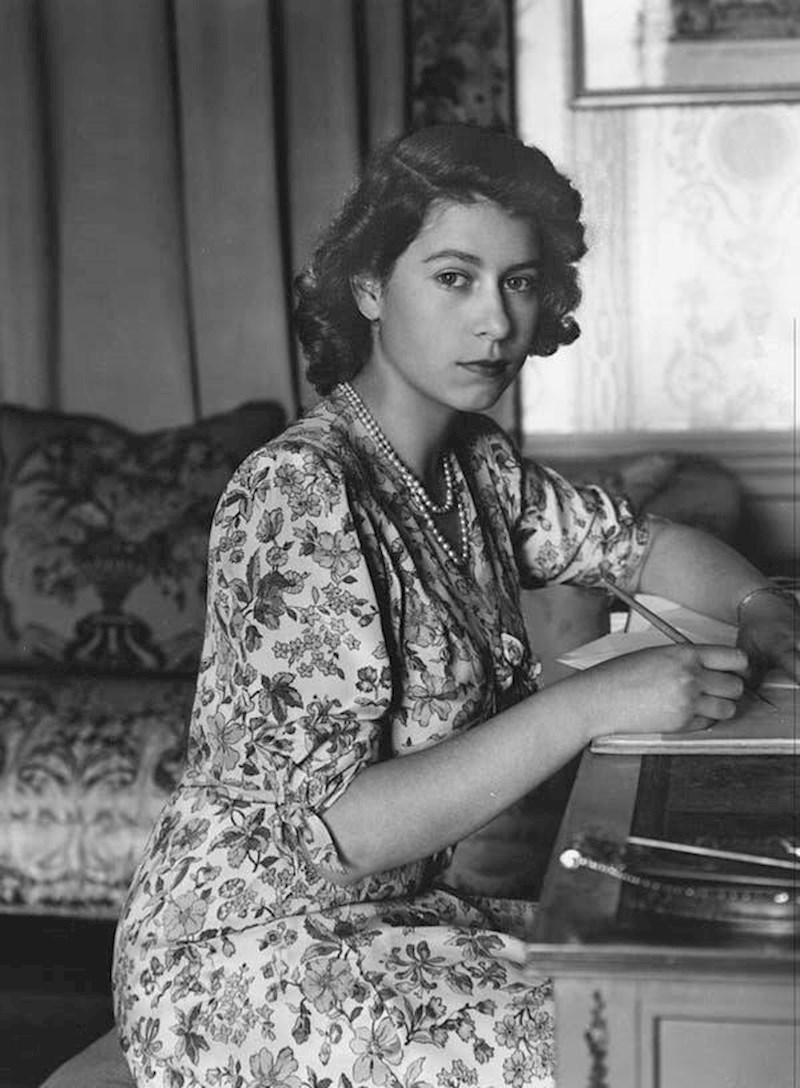 10. Ovako je izgledala pokojna kraljica Elizabeta s 18 godina