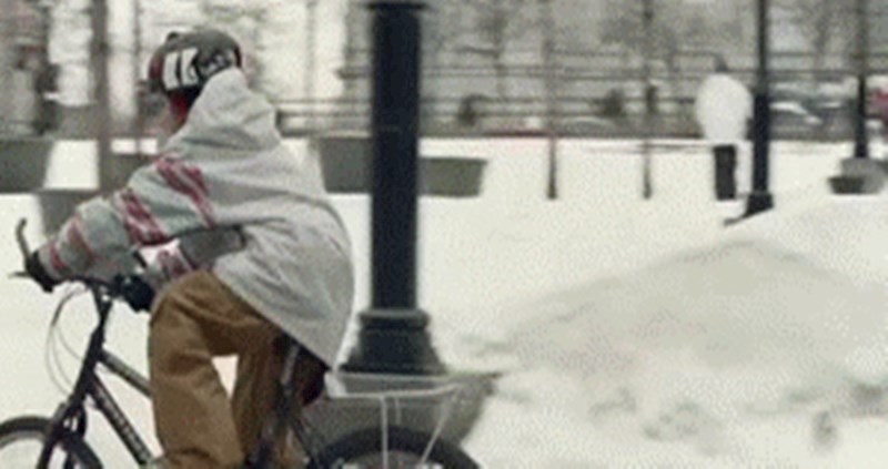 Lik je smislio genijalan način za vožnju bicikla po snijegu
