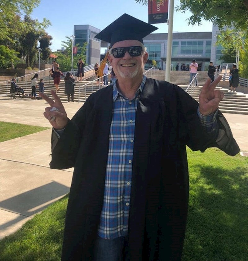 5. "Moj 64-godišnji tata je diplomirao! Morao je odustati od faksa da se brine za mlađe braću i sestre, ali napokon je uspio!"