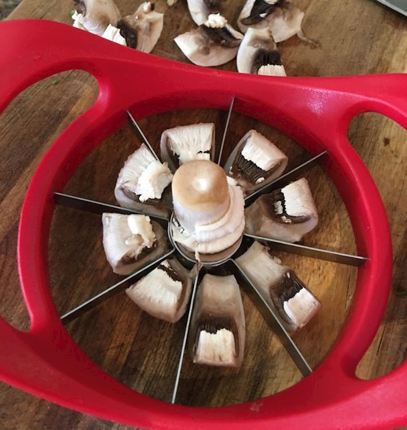 1. Rezač za jabuku savršen je i za rezanje gljiva!