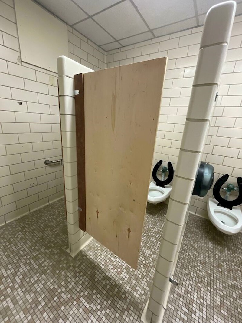 2. Wc u jednoj američkoj javnoj školi 😬