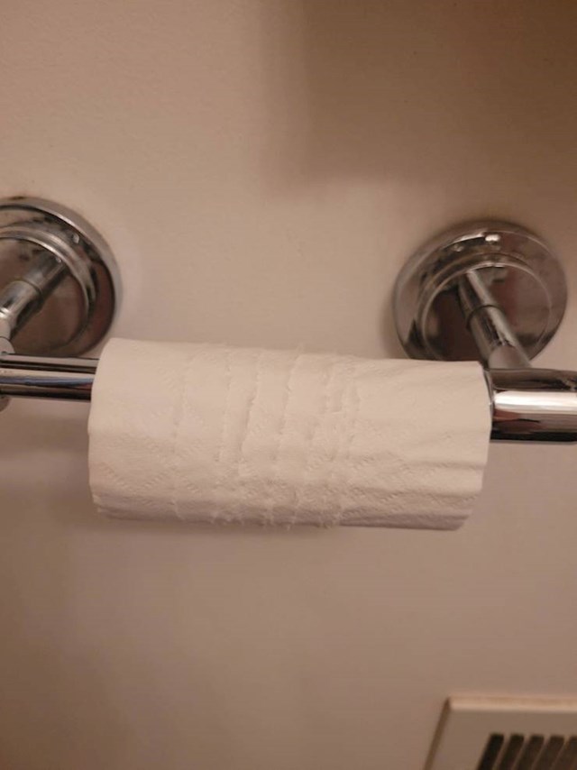 17. "Ne znam kako moj cimer uvijek uspije napraviti ovo od wc papira..."