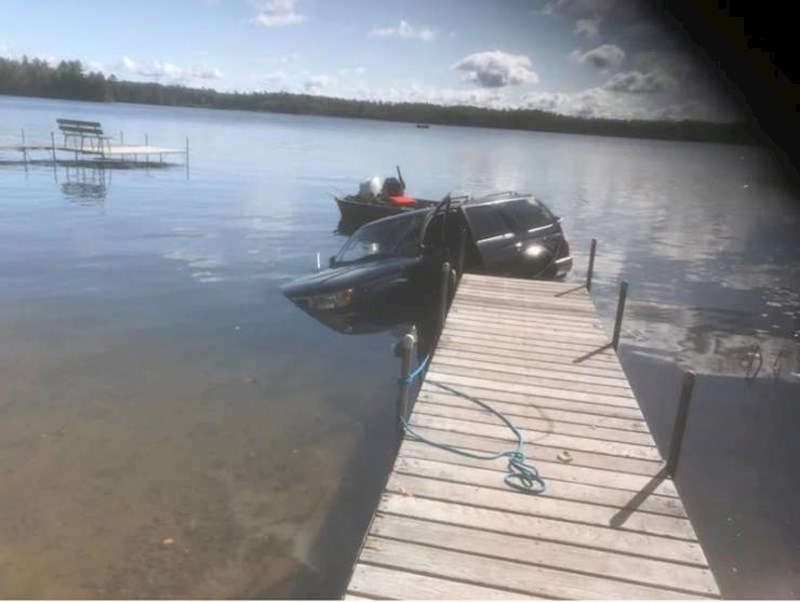 4. Tata koji se jako veselio izletu i pecanju i zaboravio staviti mjenjač u parkirni položaj.