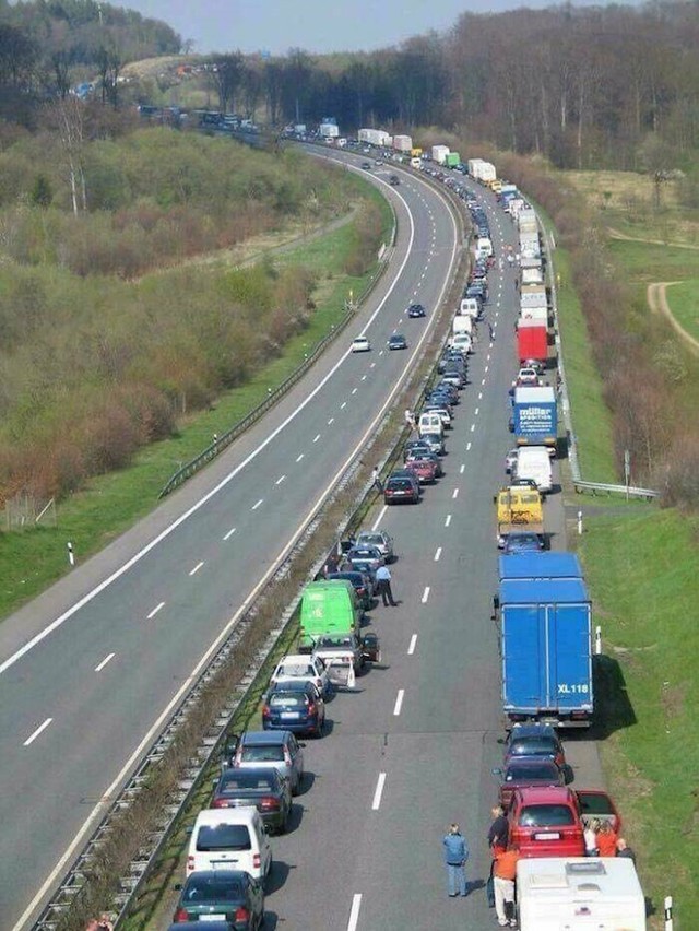 16. Dok se napravi kolona, vozači u Njemačkoj moraju se pomaknuti u stranu, kako bi omogućili prolaz vozilima hitnih službi