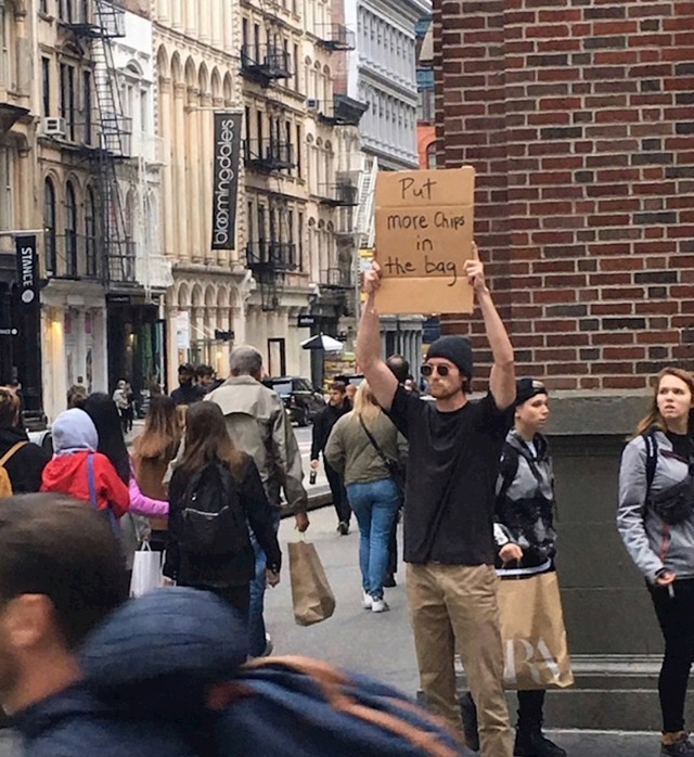 19. Stavite više čipsa u vrećicu.