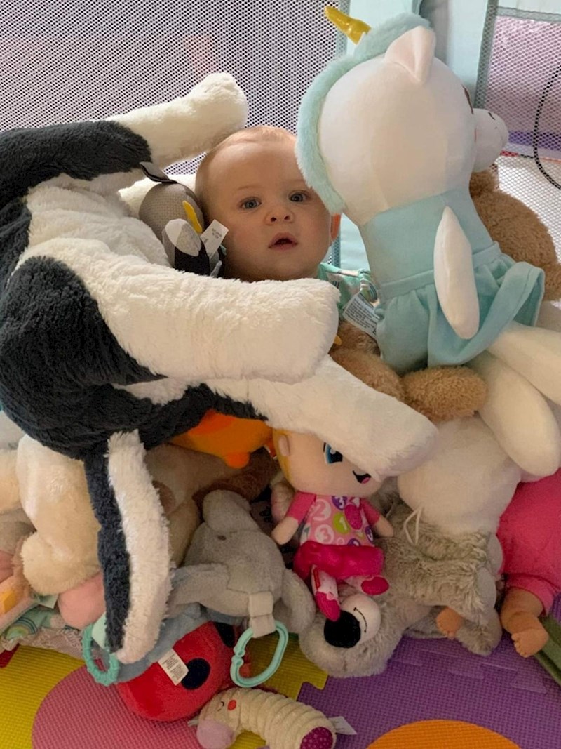 3. Tata joj je napravio tvrđavu od plišanih igračaka!🥰