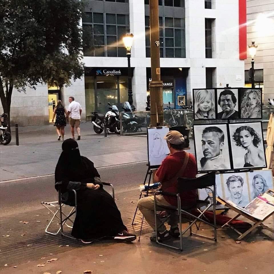 Muslikanka u burki i slikanje portreta