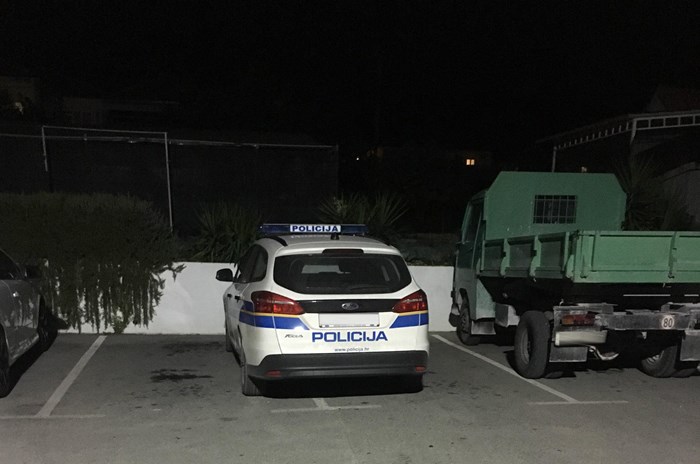 Policajci iz Trogira postali predmet sprdnje na Faceu nakon što su nepropisno parkirali 