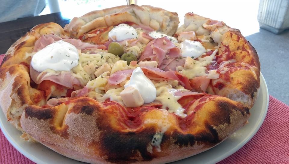 Deep dish pizza je najljepša pizza.