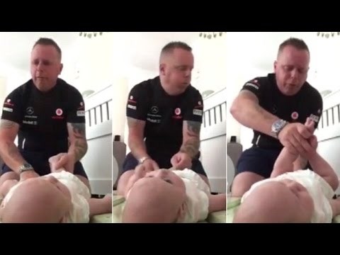 VIDEO: Tata mijenja pelenu, skoro izrigao tjedni ručak