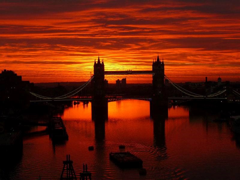 SUNRISE OVER LONDON’S TOWER BRIDGE 
