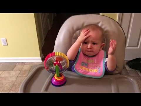 Beba po prvi puta kuša brokulu - pogledajte njezinu reakciju