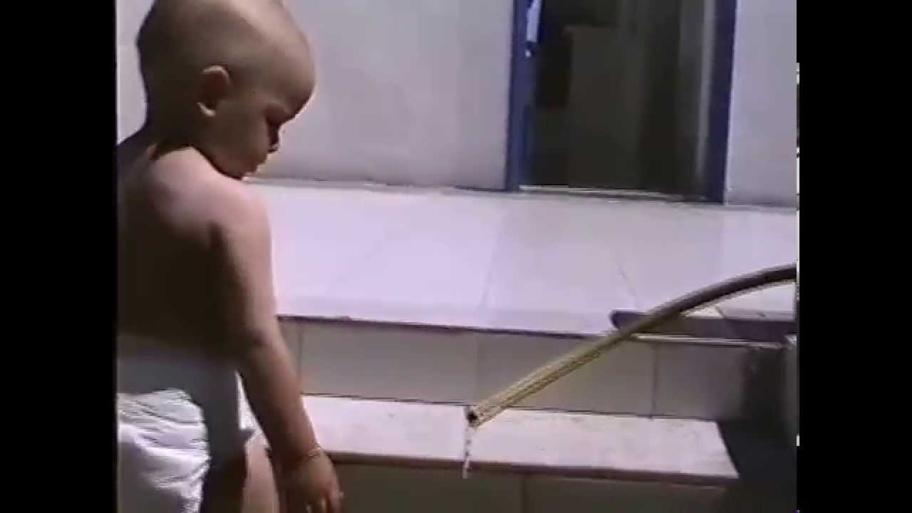 Baby spielt mit Wasserschlauch - funny baby play with water hose