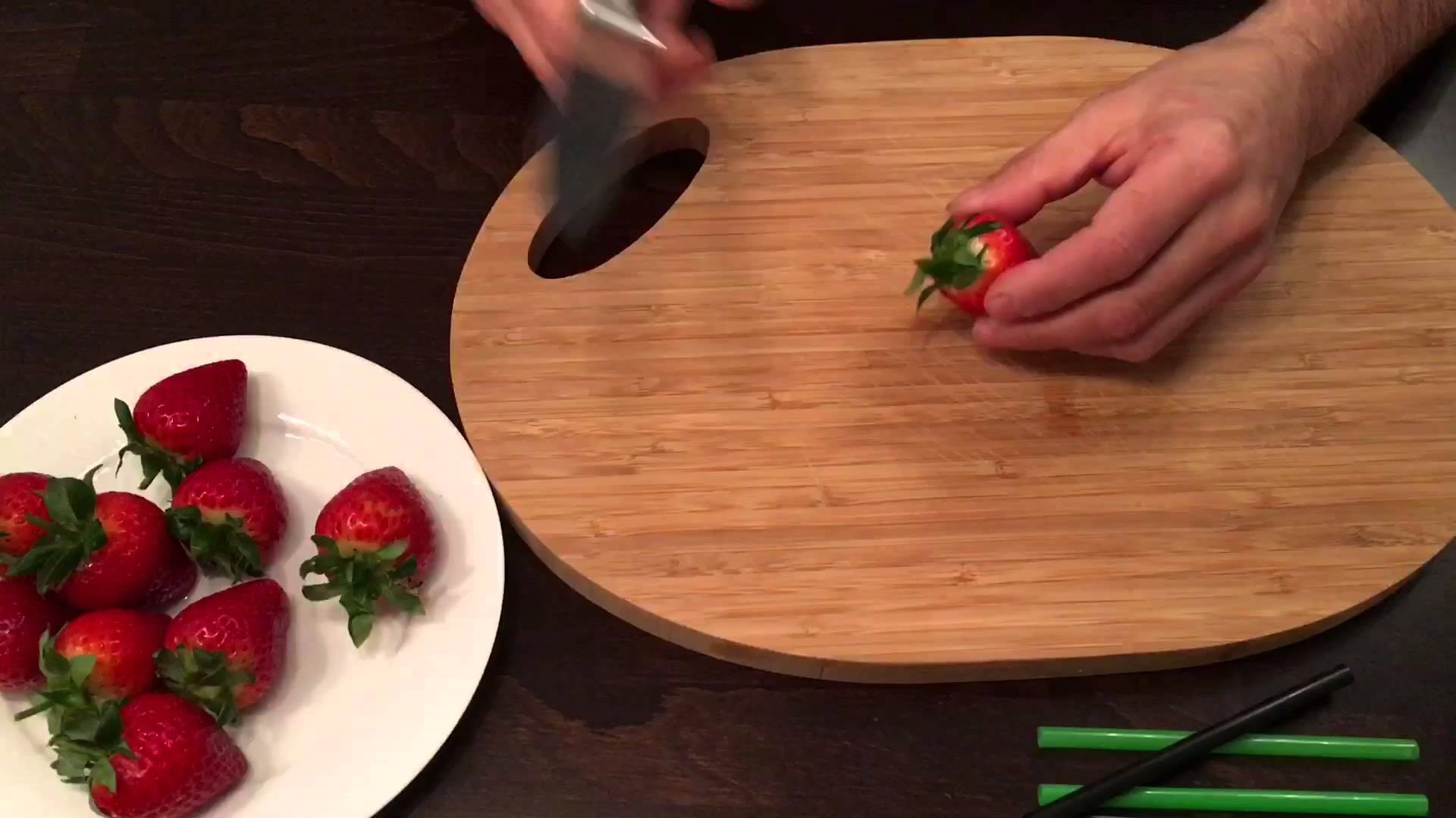 Erdbeeren schneiden - cut strawberries