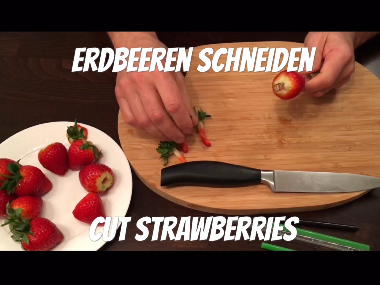 Erdbeeren schneiden - cut strawberries