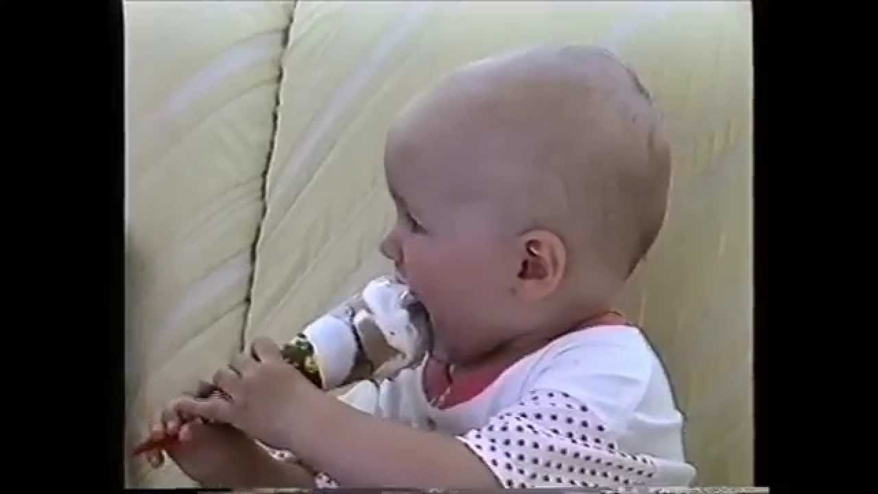 funny baby eating ice cream , Baby versucht Eis zu essen