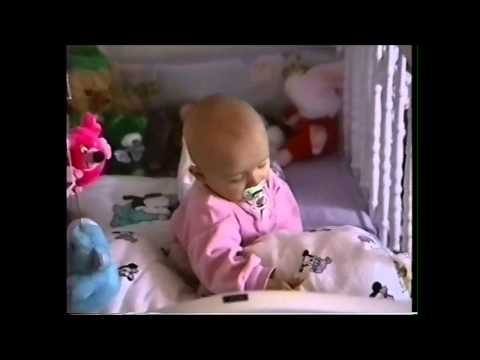 Baby schläft im Sitzen ein - Baby falls asleep