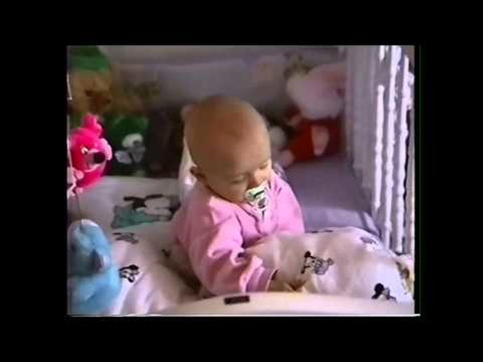 Baby schläft im Sitzen ein - Baby falls asleep