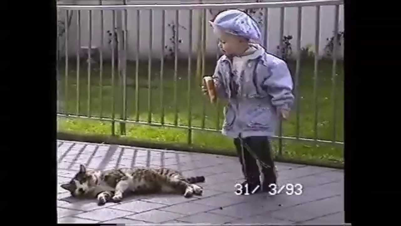 funny baby play with funny cat - Katze ist genervt und beißt zu