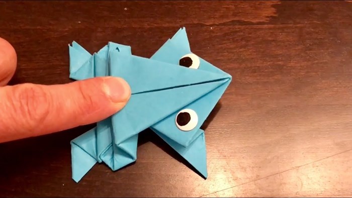 Skakača origami žaba 