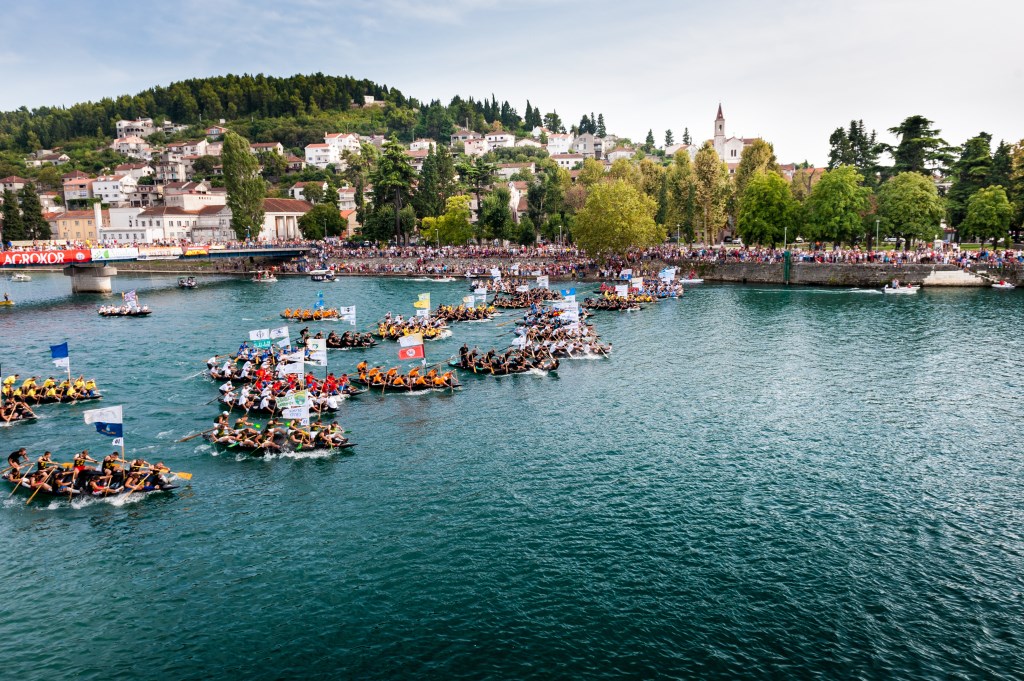 Utrka lađa u Metkoviću