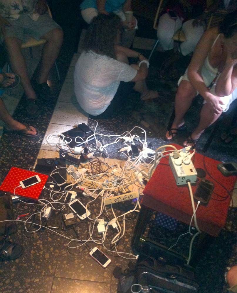 Party 21. stoljeća - umjesto ljudi, cugaju mobiteli