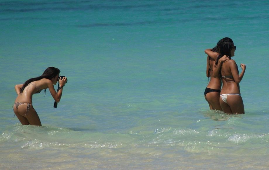 Kad cura voli cure, pa špijunira po plaži