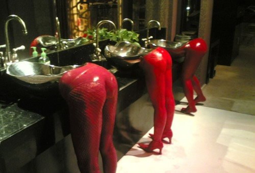 "Guženje" u javnom WC-u