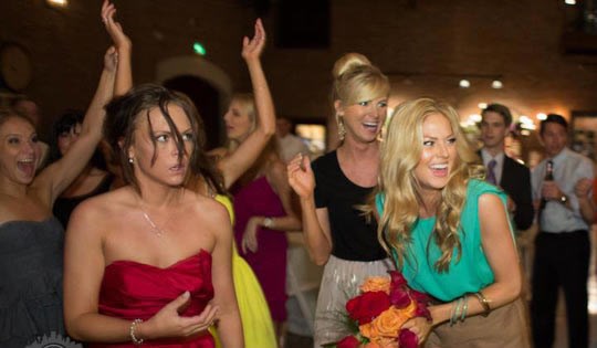 Izraz ženskog lica kad ne uhvati buket na svadbi