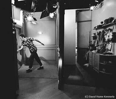 Behind the scene fotka Kramera kako upada Seinfeldu u stan