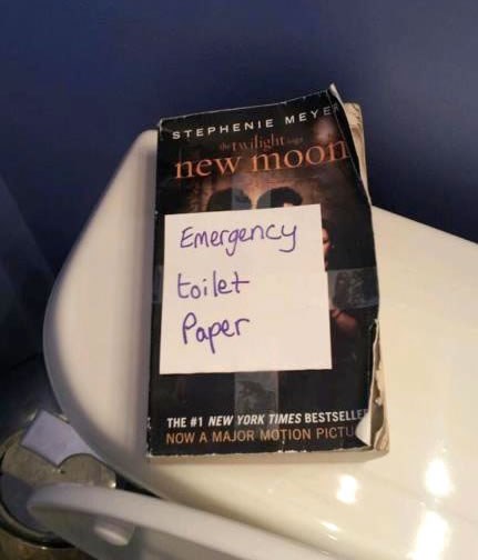 Svi imaju knjige na WC-u, al ne iz istih pobuda