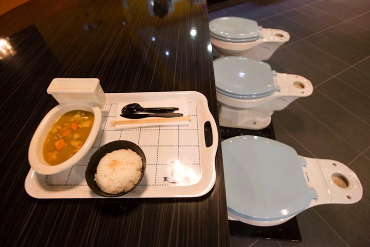 Sjediš na WC školjci, pa iz školjke jedeš "Zlatno govno"