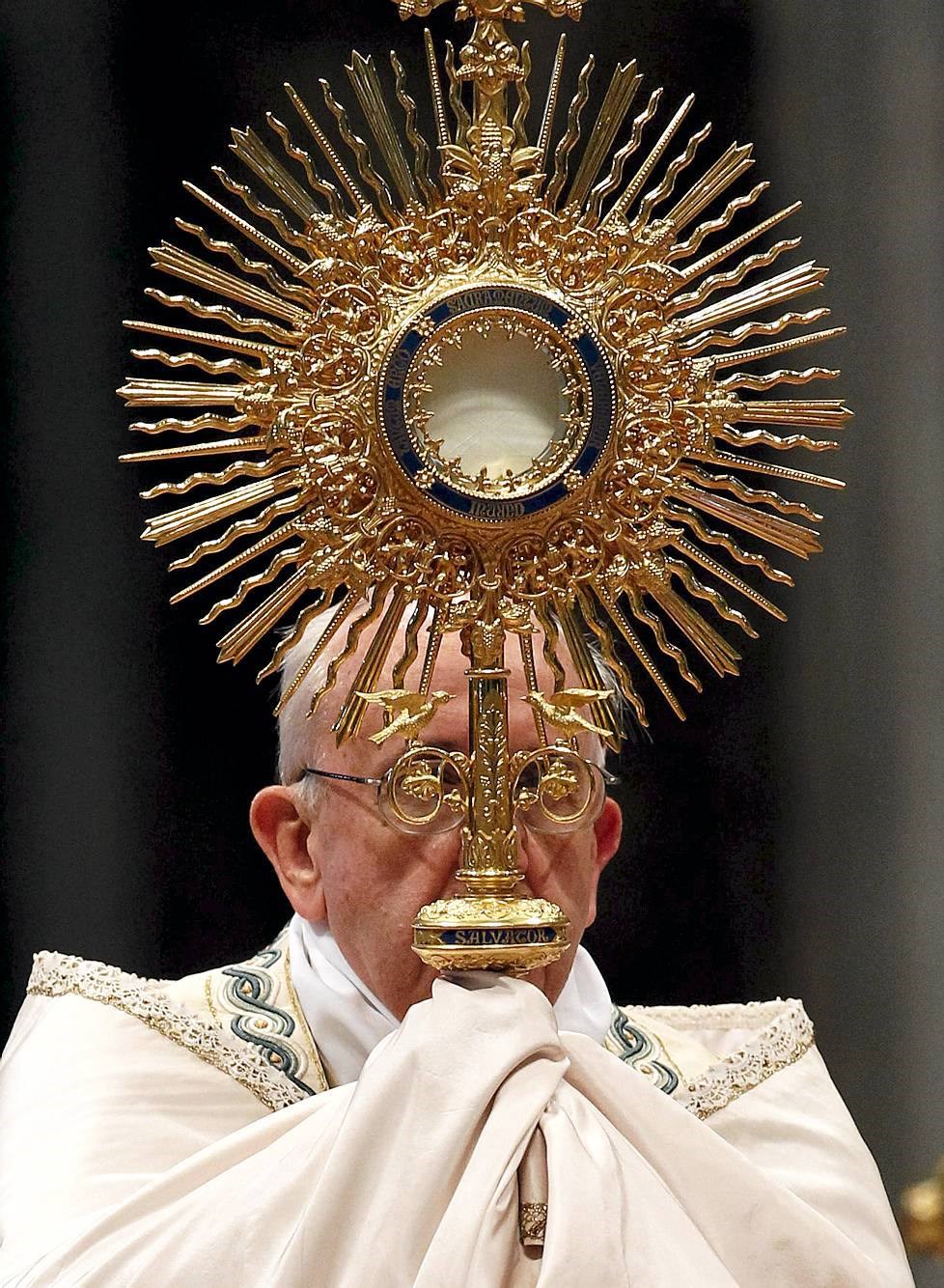 Snažni Papa drži pola dječjeg vrtića i hranu za 100 ljudi