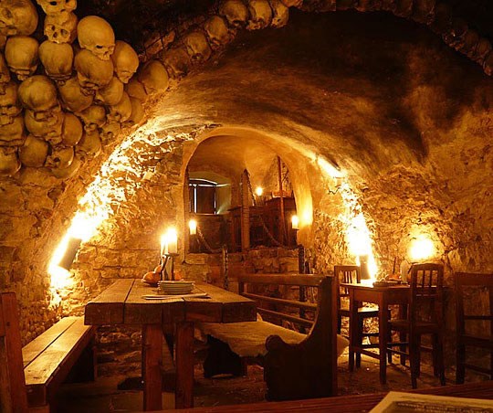 Jeziva srednjovjekovna taverna u Pragu