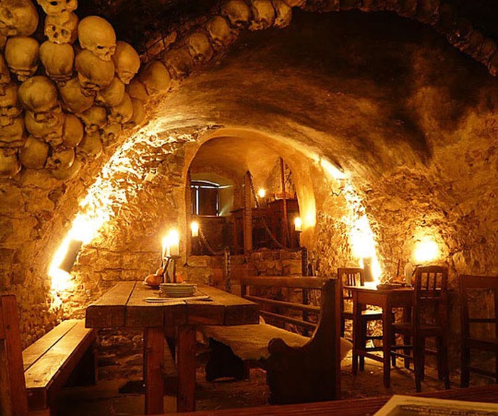 Jeziva srednjovjekovna taverna u Pragu